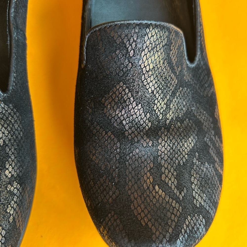 Dansko Vintage Olivia Black and Metalic Gold/Bronze Patterned Loafers 1” Heel - Picture 2 of 12